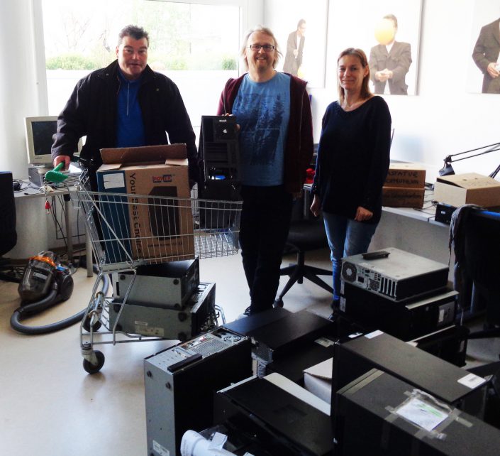 Herr Hahn von Jackl & Riessner übergibt 26 PC und Laptops an Joachim Schwarz und Kollegin vom bbrz